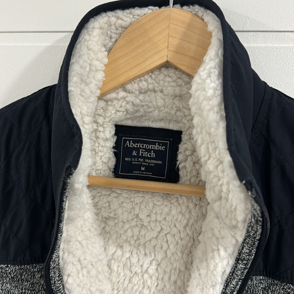 Abercrombie & Fitch Sherpa Lined Knit and Quilted Vest - Picture 3 of 8